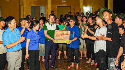 បុគ្គលិកធនាគារ Vietcombank ជួយឧបត្ថម្ភជនរងគ្រោះដោយទឹកជំនន់ចំនួនជាង 10 ពាន់លានដុង