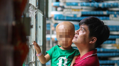 Phụ huynh chuẩn bị mì tôm, cháo gói ăn Tết cùng con trong bệnh viện