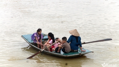 Cảnh ăn ngủ trên thuyền ở vùng ngập lụt Ninh Bình