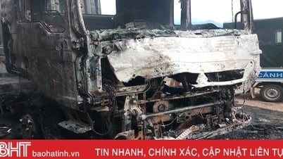 Xe đầu kéo bốc cháy dữ dội ở Hương Khê
