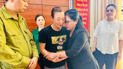 ผู้นำกระทรวงศึกษาธิการและฝึกอบรมแบ่งปันความสูญเสียกับครูและนักเรียนในลาวไก