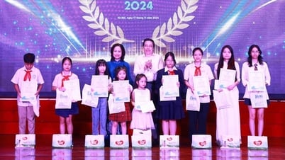 គោរព "សាលារីករាយ" និងអត្ថបទផ្សព្វផ្សាយសេចក្តីស្រឡាញ់អំពីសាលា