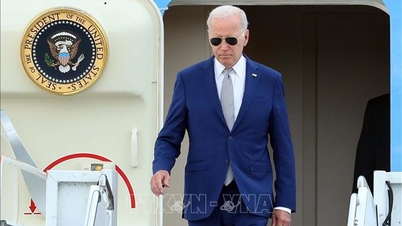 US President arrives in Hanoi, begins State visit to Vietnam