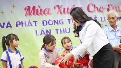 Lì xì heo đất cho thiếu nhi dân tộc có hoàn cảnh khó khăn