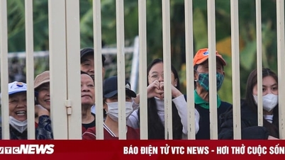 Không được vào sân, CĐV xem Nguyễn Xuân Son tập luyện qua khe cửa