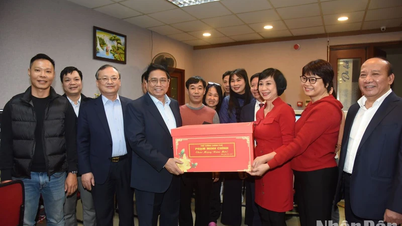 Thủ tướng Phạm Minh Chính thăm, kiểm tra công tác ứng trực dịp Tết của một số cơ quan thông tấn, báo chí