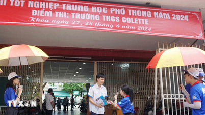 Thi tốt nghiệp THPT 2024: Thí sinh mổ ruột thừa đến điểm thi bằng xe cấp cứu