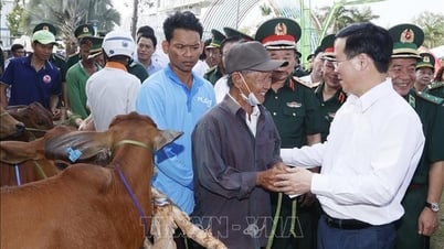 Chủ tịch nước Võ Văn Thưởng thăm, chúc Tết quân và dân khu vực Cửa khẩu quốc tế Hà Tiên