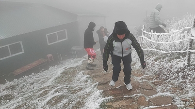Hundreds of tourists flock to Mau Son to see the ice