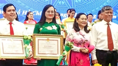 ទីក្រុងហូជីមិញបានប្រគល់រង្វាន់ Vo Truong Toan ដល់គ្រូបង្រៀនចំនួន ៥០នាក់។
