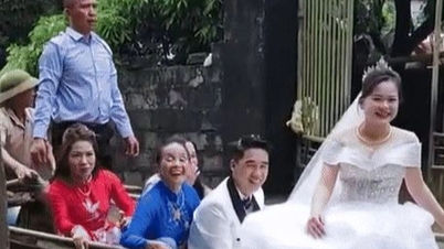 Hung Yen couple takes their bride by boat on a flooded day like in the middle of the river delta