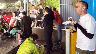 Nearly 260 people trapped due to landslide at Khanh Le pass, the road connecting Nha Trang - Da Lat