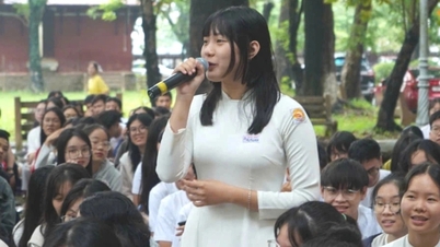 Hue students "question" Deputy Minister of Agriculture and Rural Development