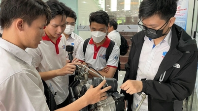 Sinh viên làm thiết bị chống ngập cho xe máy
