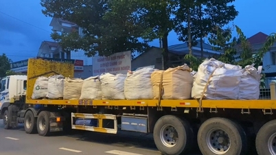 Bắt quả tang xe đầu kéo đổ trộm chất thải ra lô cao su