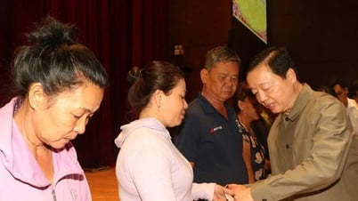 ឧបនាយករដ្ឋមន្ត្រី Tran Hong Ha ប្រគល់អំណោយ Tet ជួយជនក្រីក្រនៅ Binh Duong