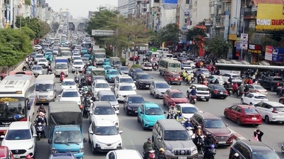 Cuối tuần, nhiều tuyến đường tại Hà Nội ùn tắc kéo dài