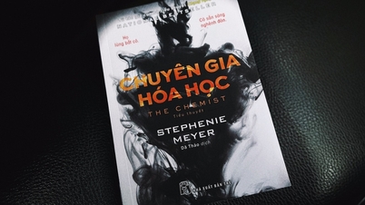 The suffocating battle of a female poison expert to protect humanity and love