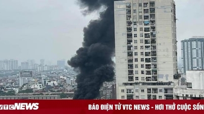 Nhà 6 tầng lại cháy giữa Thủ đô, khói bốc cao đen kịt