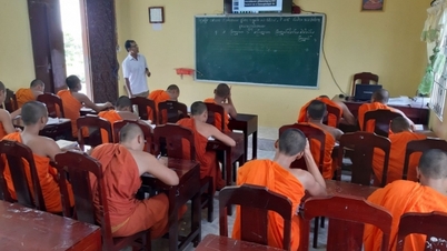 Niềm vui dạy chữ viết dân tộc trong chùa Khmer ở Sóc Trăng