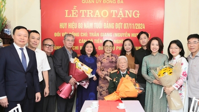 លេខាគណៈកម្មាធិការបក្សក្រុង ជូនផ្លាកសញ្ញាសមាជិកបក្ស ៨០ឆ្នាំ ជូនសមាជិកអតីតយុទ្ធជនបក្ស