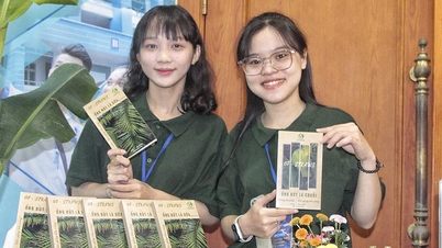 Young girls' dried leaf straws compete in price with plastic straws