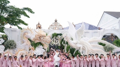 ហួសចិត្ត​នឹង​ទ្វារ​មង្គលការ​នាគ​និង​ហ្វូ​និក​របស់​កូនស្រី​ឧកញ៉ា​នៅ​បា​កលឿ