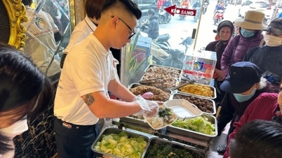 Hàng trăm phần cơm thiện nguyện giá 1000 đồng trưa thứ 2 hàng tuần giữa Thủ đô