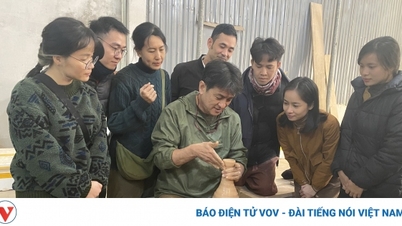 Làng gốm Phù Lãng níu chân khách du lịch phương xa