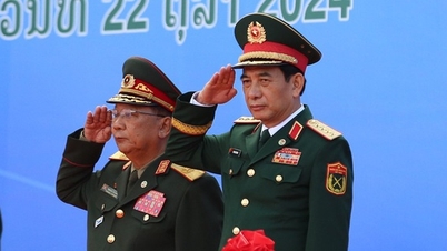 Đại tướng Phan Văn Giang và Bộ trưởng Quốc phòng Lào duyệt đội danh dự tại Sơn La