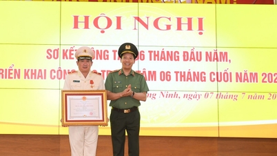ឧត្តមសេនីយឯក Dinh Van Noi បានទទួលមេដាយកេងប្រវ័ញ្ចយោធាថ្នាក់ទី១។