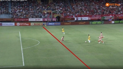 Trọng tài V-League lại gây bão với tình huống bắt việt vị tưởng tượng