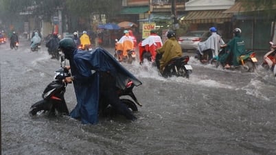 Đường ngập, kẹt xe kéo dài sau mưa lớn ở TP HCM