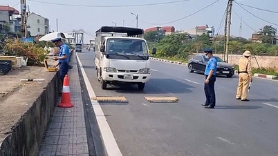Lập chốt "bắt" xe quá tải qua cầu Đuống