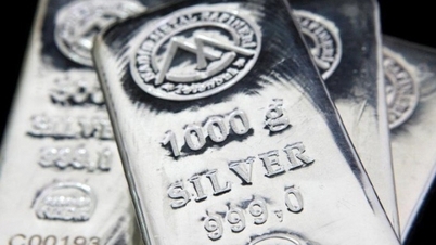 Silver falls more than 4%
