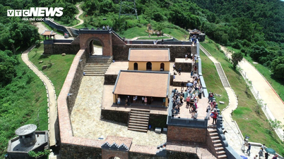 Les touristes s'enregistrent avec enthousiasme sur le site des reliques de Hai Van Quan le premier jour de la réouverture