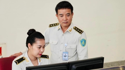 Soi camera phát hiện nam hành khách ‘cầm nhầm’ đồng hồ của người khác