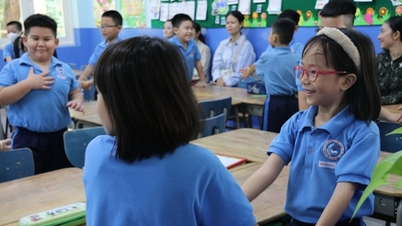How many students in Ho Chi Minh City get to study 2 sessions/day?