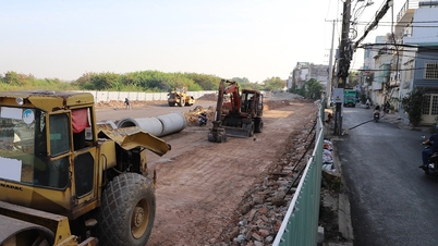 Phá bức tường xây từ 30 năm làm đường chống ùn tắc cho Tân Sơn Nhất