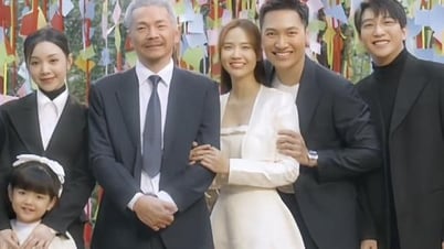 ការបញ្ចប់នៃខ្សែភាពយន្ត "Us 8 Years Later" ត្រូវបានរិះគន់ថាជាស្នេហាចិនហួសសម័យ។