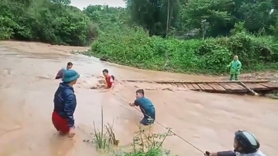 Đưa học trò vượt nước lũ đến nơi thi tốt nghiệp