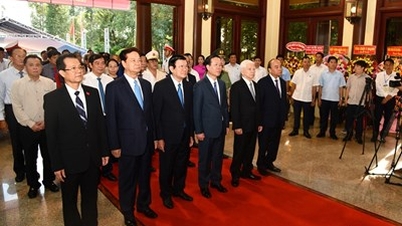 Chủ tịch nước Võ Văn Thưởng dâng hương, dâng hoa tưởng niệm Chủ tịch Tôn Đức Thắng