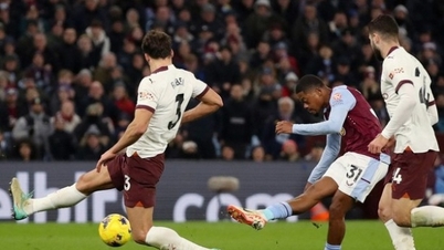 Hình ảnh trận đấu Man City bất ngờ thua nhẹ Aston Villa trên sân Villa Par