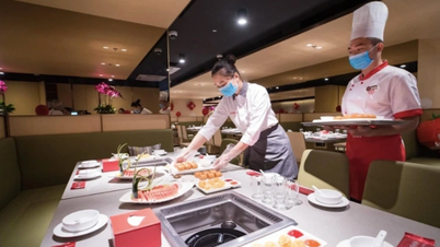 Cử nhân bằng giỏi "hạ mình" xin làm bưng bê, bị từ chối phũ phàng