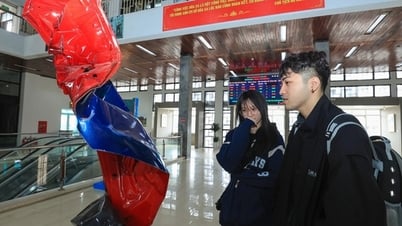 Triển lãm nghệ thuật độc đáo tại ga Hà Nội trong ngày đầu năm mới