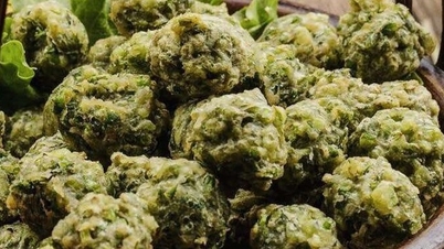 Chrysanthemum greens help nourish the lungs and prevent coughs in winter. They are delicious when prepared this way, and children eat them all the time.