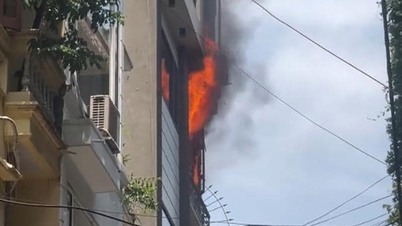 In Hanoi bricht mittags ein Feuer in einem vierstöckigen Haus aus.
