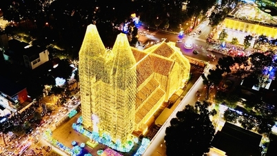 វិហារ Notre Dame មានពន្លឺភ្លើងមុនពេលបុណ្យណូអែល