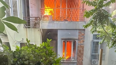 母親と子供たちは燃えている家から逃げるためにバルコニーに登った。