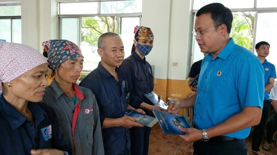 Providing support to workers in Soc Son district affected by storms and floods